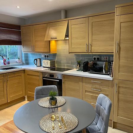 2 Bedroom Apartment Chiswick Park Tube Station Londra Esterno foto