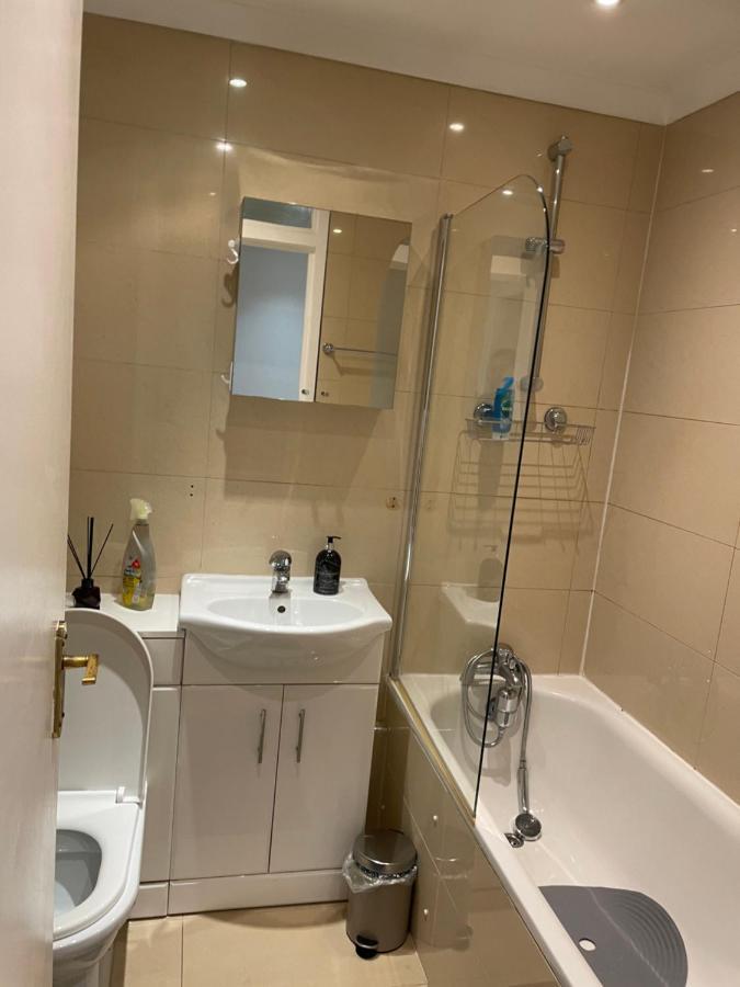 2 Bedroom Apartment Chiswick Park Tube Station Londra Esterno foto