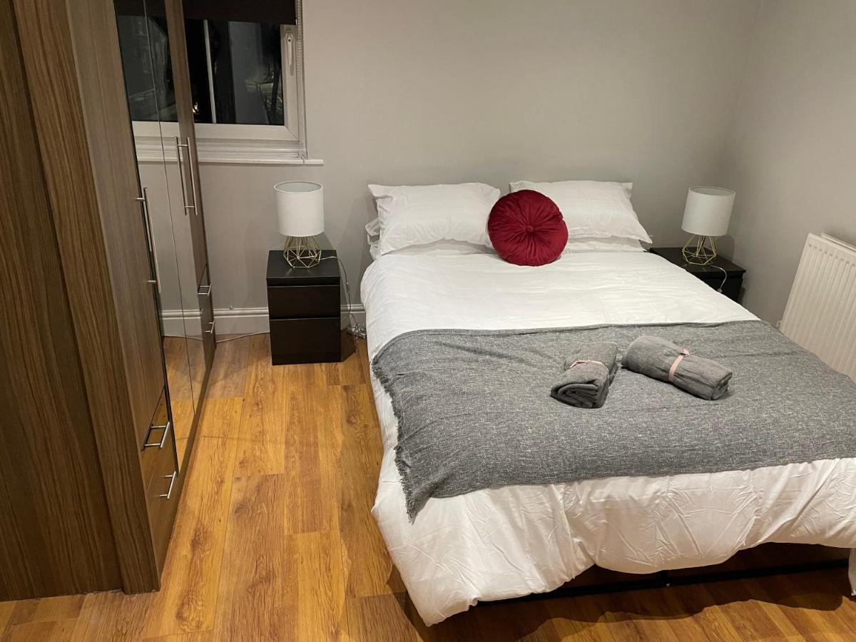2 Bedroom Apartment Chiswick Park Tube Station Londra Esterno foto