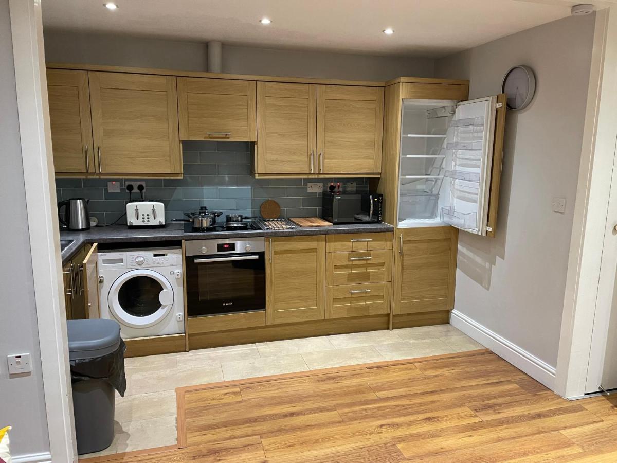 2 Bedroom Apartment Chiswick Park Tube Station Londra Esterno foto