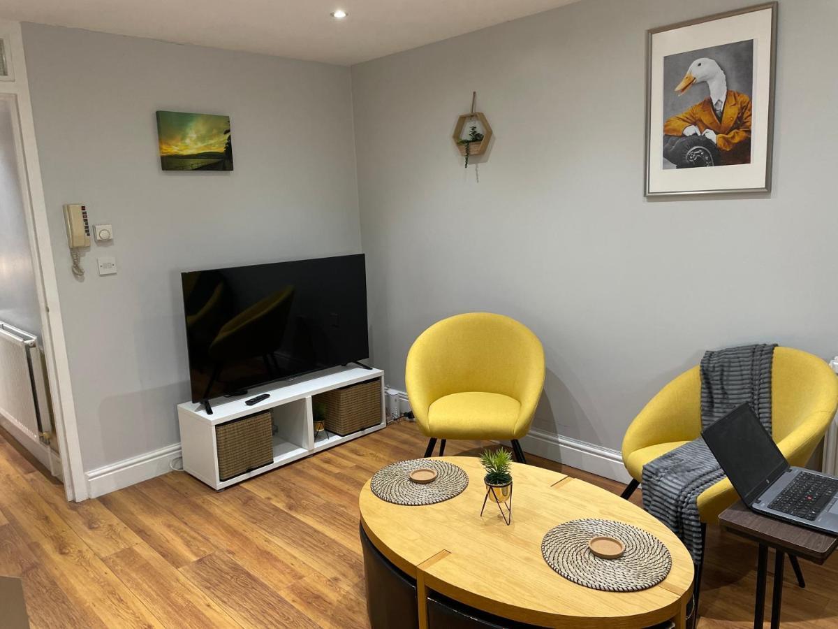 2 Bedroom Apartment Chiswick Park Tube Station Londra Esterno foto