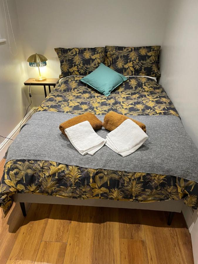 2 Bedroom Apartment Chiswick Park Tube Station Londra Esterno foto