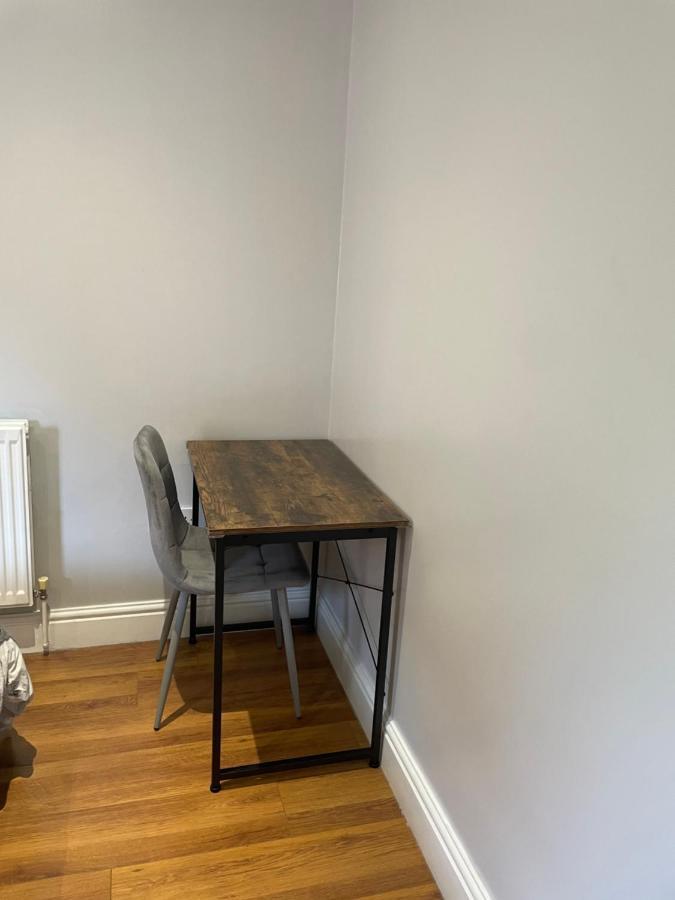 2 Bedroom Apartment Chiswick Park Tube Station Londra Esterno foto