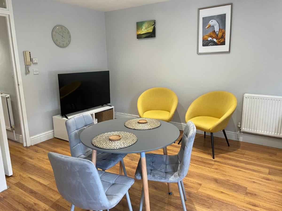 2 Bedroom Apartment Chiswick Park Tube Station Londra Esterno foto