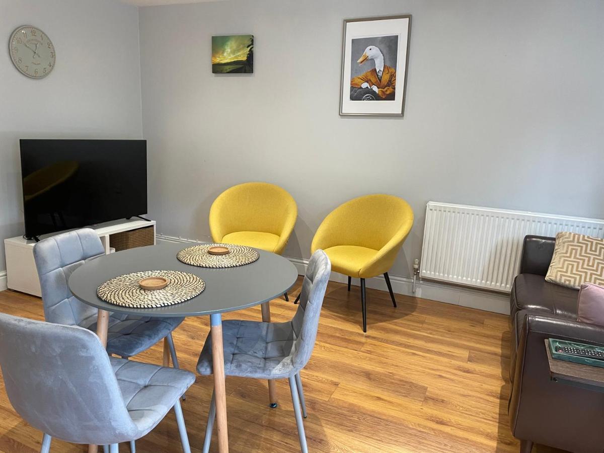 2 Bedroom Apartment Chiswick Park Tube Station Londra Esterno foto