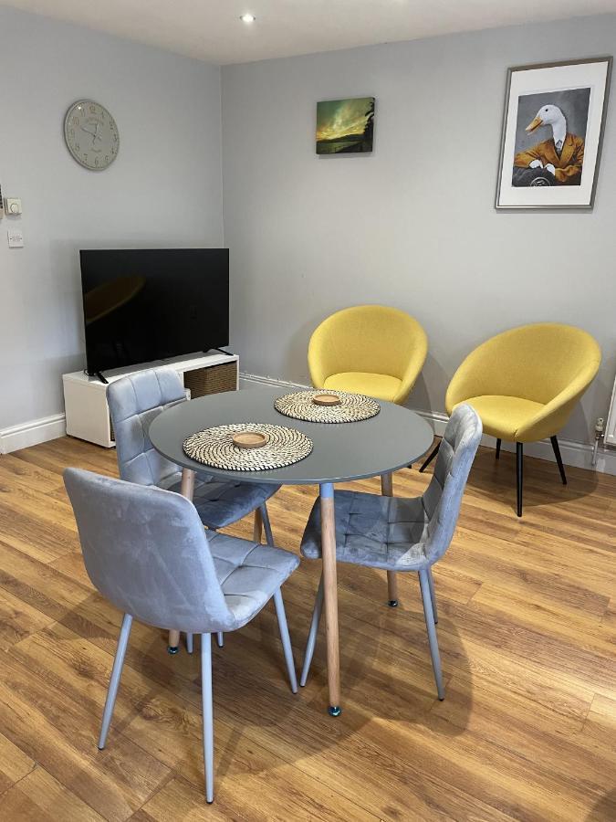 2 Bedroom Apartment Chiswick Park Tube Station Londra Esterno foto