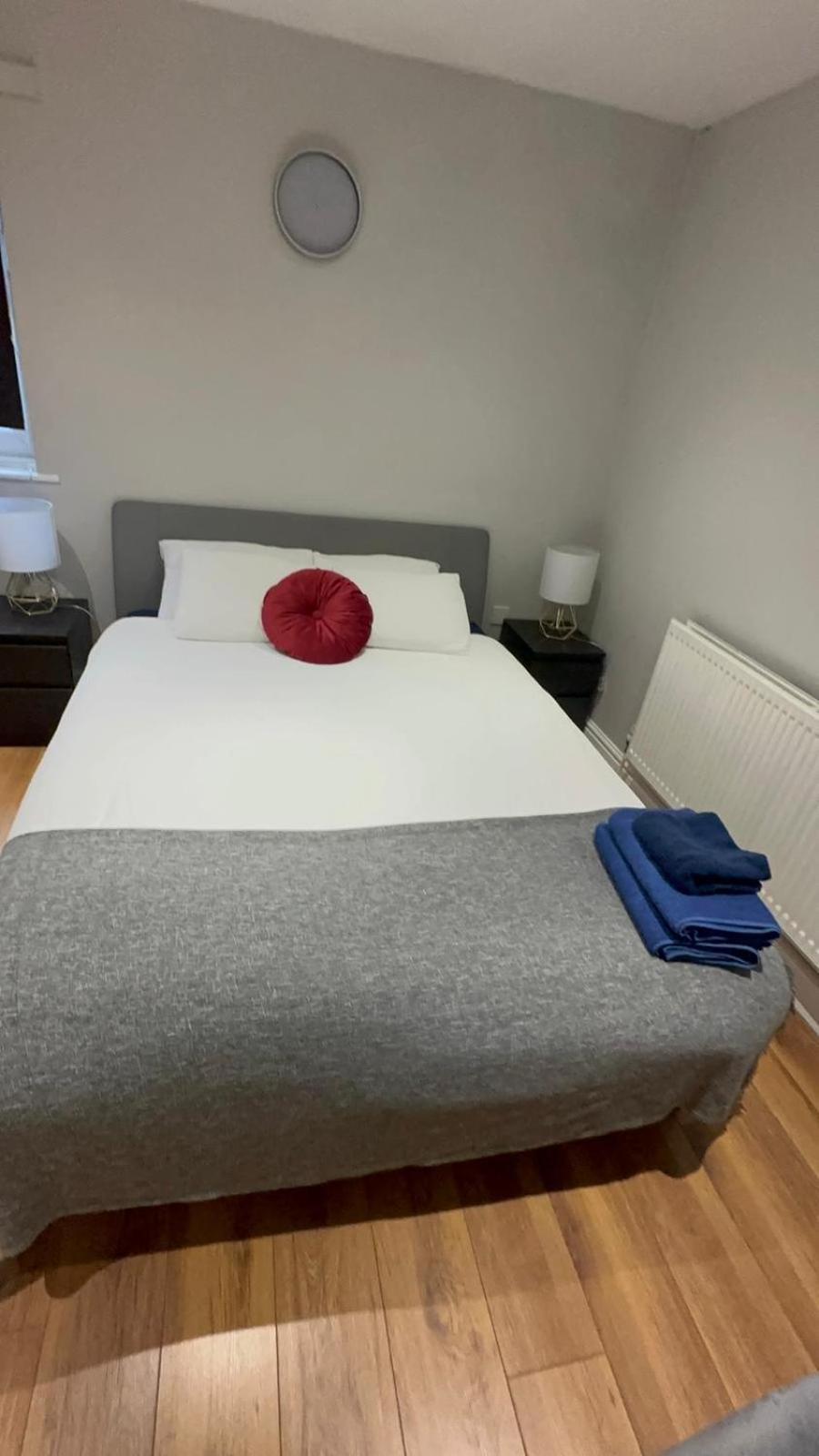 2 Bedroom Apartment Chiswick Park Tube Station Londra Esterno foto